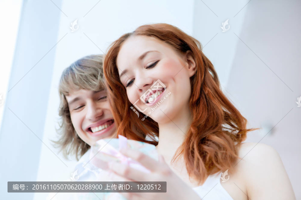 帶禮物的年輕夫婦