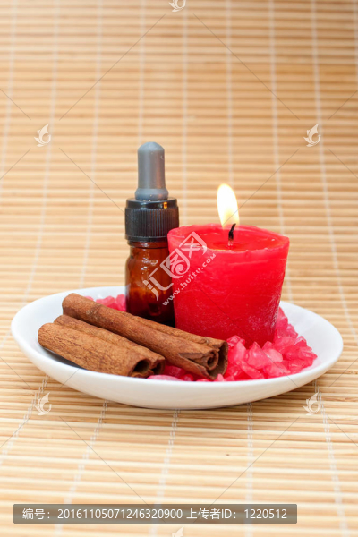 香薰蠟燭用肉桂棒上竹席放松水療和健康概念