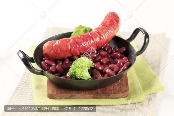 香腸；豆子和花椰菜