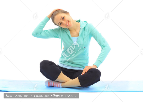 那個漂亮的年輕女子在白色背景上做運動.