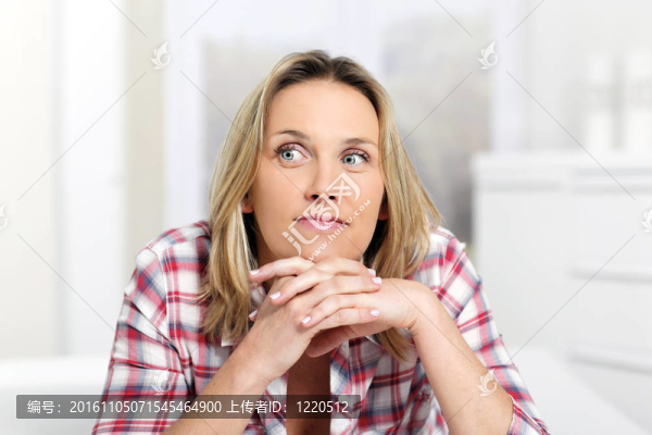 沉思的金發(fā)女人