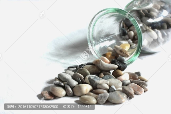 在一個罐子里的鵝卵石