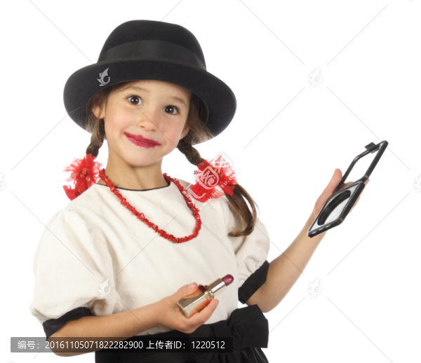 微笑的小女孩，紅色的口紅