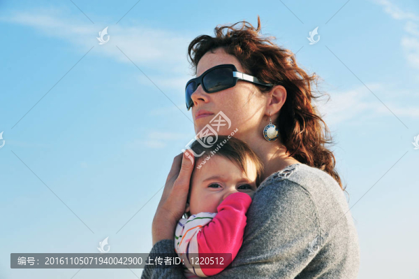 嬰兒的母親的女兒
