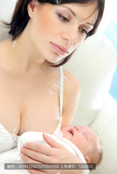 母親與一個(gè)熟睡的嬰兒