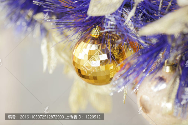 藍色圣誕樹上的圣誕球