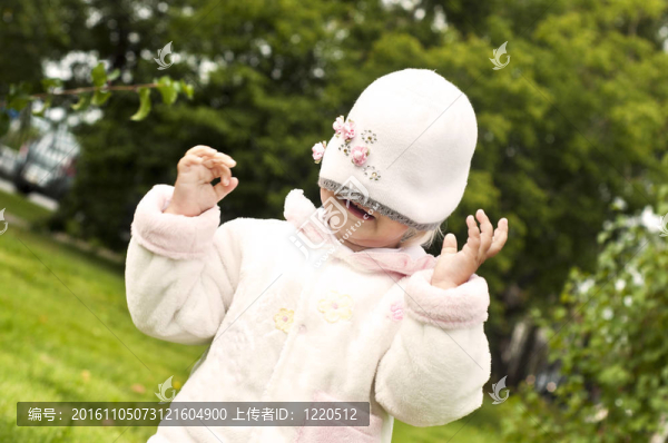 在秋天的公園里的女孩