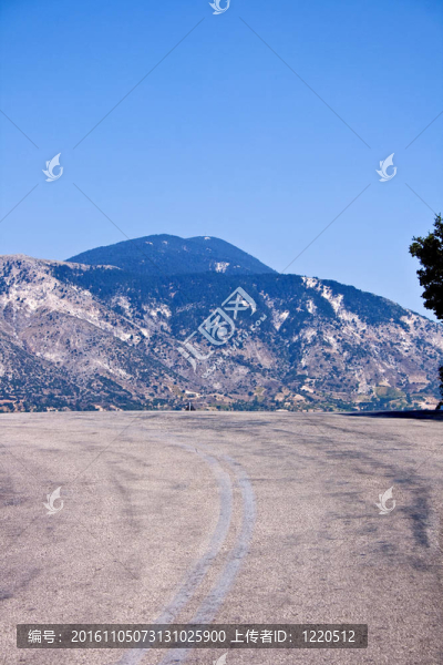 Enos山的道路；