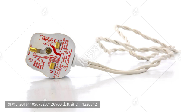 13安培英國電氣插頭三引腳白色背景圖