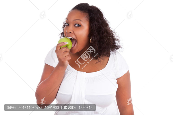 年輕的非洲裔婦女吃蘋果