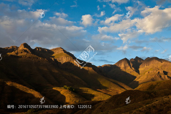 夕陽(yáng)下的山谷