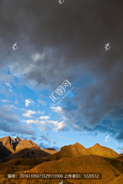 夕陽下的山谷
