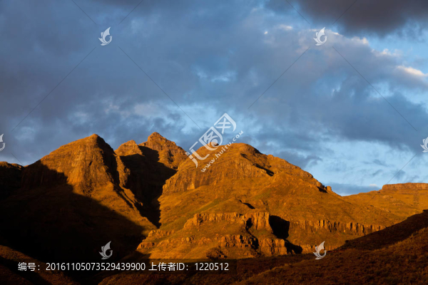 夕陽(yáng)下的山谷
