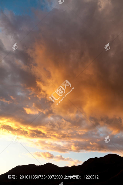 夕陽下的山谷