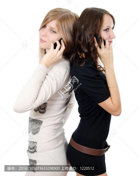 兩個女孩在電話里說話