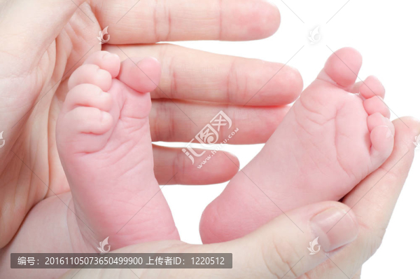 母親的手抱著嬰兒的腳