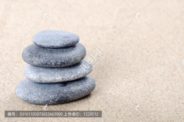 石頭在沙灘上