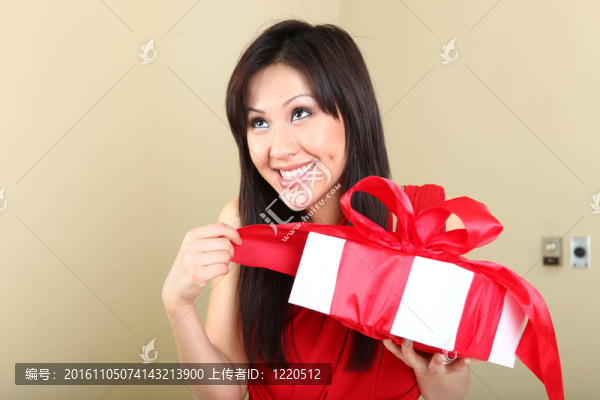 女子抱著包裹禮品包裝