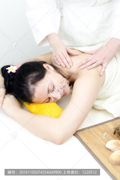在溫泉中心接受按摩的小姐