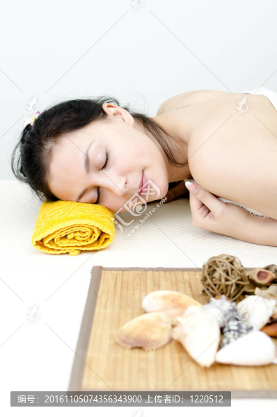 年輕漂亮的白人女孩在一個水療中心