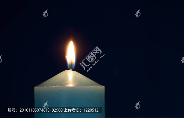 關(guān)閉燃燒蠟燭對深藍(lán)背景