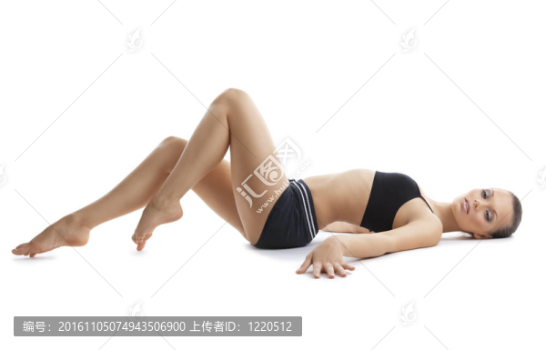 快樂的年輕女子健身后放松