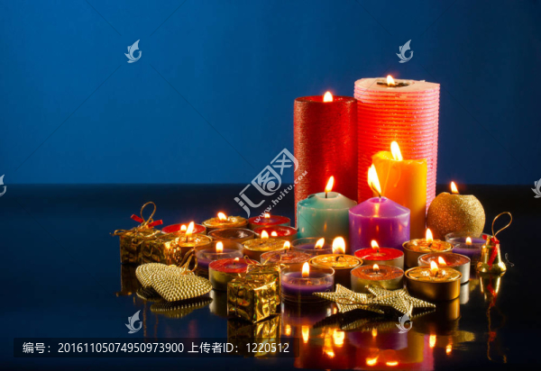 許多燃燒的彩色蠟燭反對深藍(lán)背景