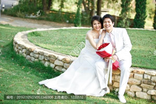 新婚夫婦在綠色草地上