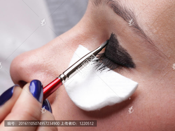 女人用眼影化妝刷
