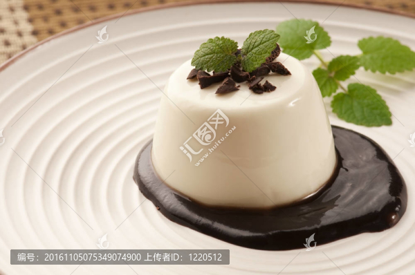 Panna,Cotta用巧克力和香草豆