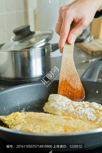 廚師煎鮭魚牛排