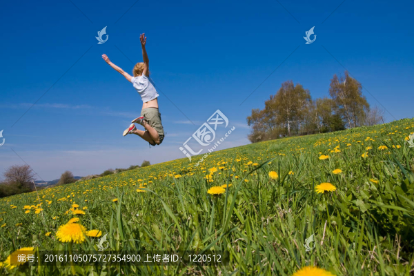 年輕女性在花草地上玩得開心