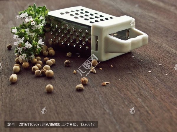 白胡椒磨碎和胸腺