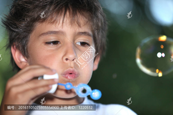 幼童吹泡泡