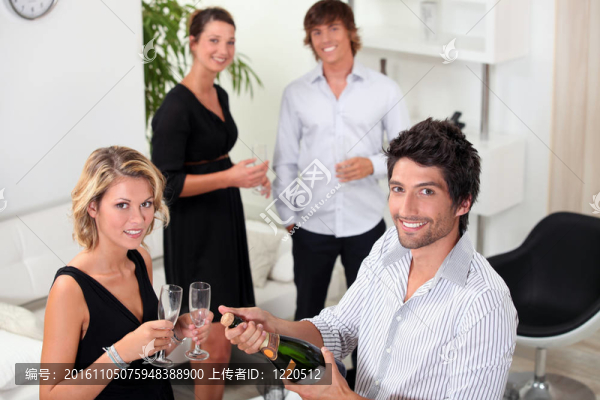 兩個(gè)衣冠楚楚的夫婦在客廳里喝著汽酒