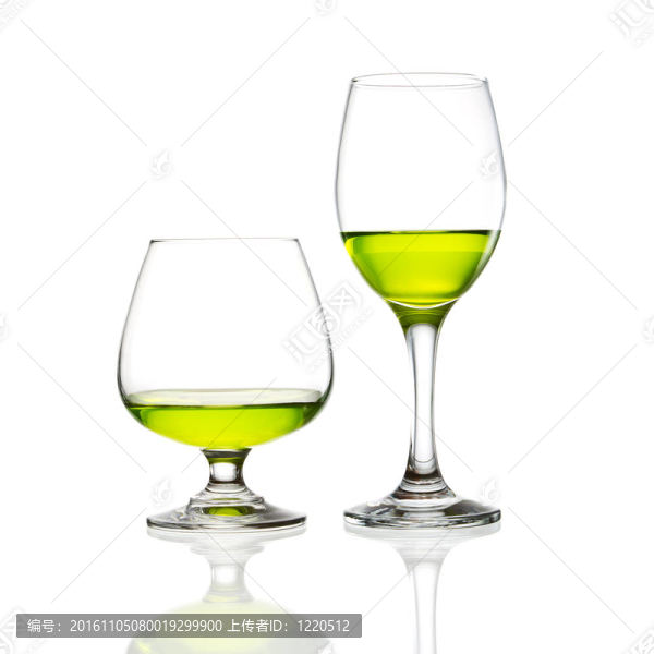 葡萄酒杯和綠色雞尾酒