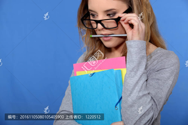 年輕的女學(xué)生看著她的眼睛