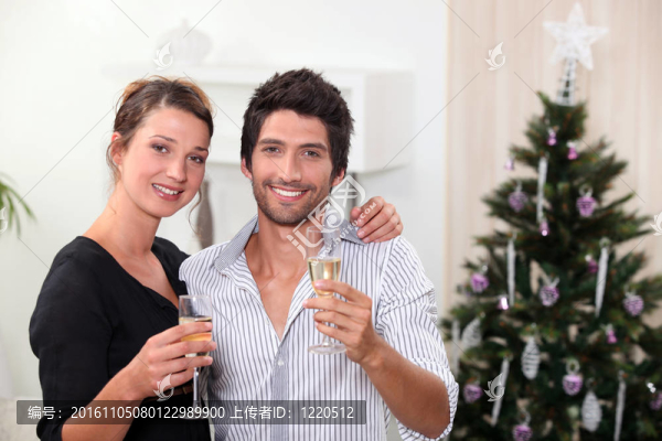 年輕夫婦慶祝新年前夕