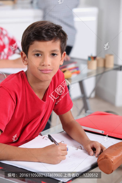 學校里的小男孩