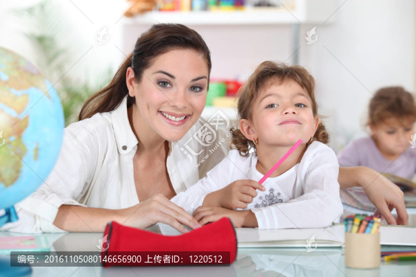 老師帶著小女孩