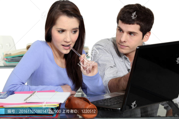 一對學生做作業(yè)。