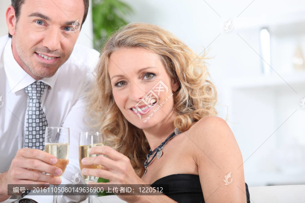 衣冠楚楚的夫婦祝酒與氣泡酒蛋奶酥