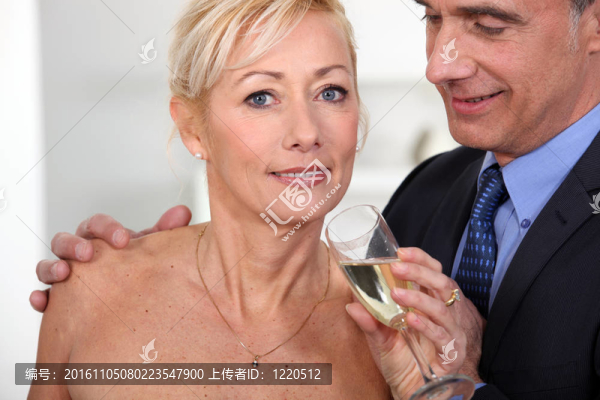 富夫妻喝香檳