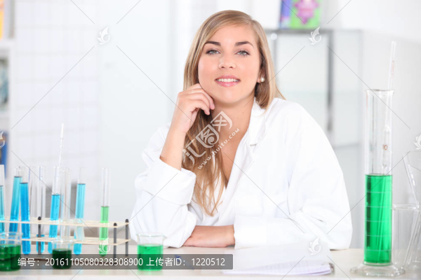 科學課上的女孩