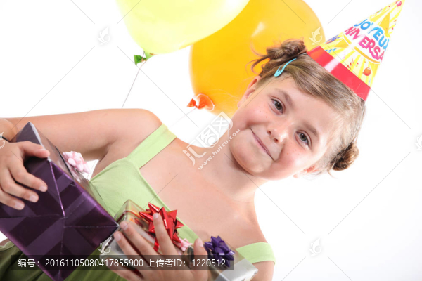 一個(gè)快樂的小女孩帶著生日禮物