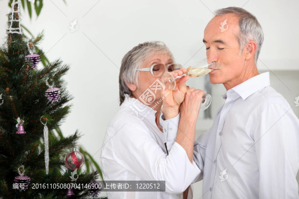 夫妻喝香檳