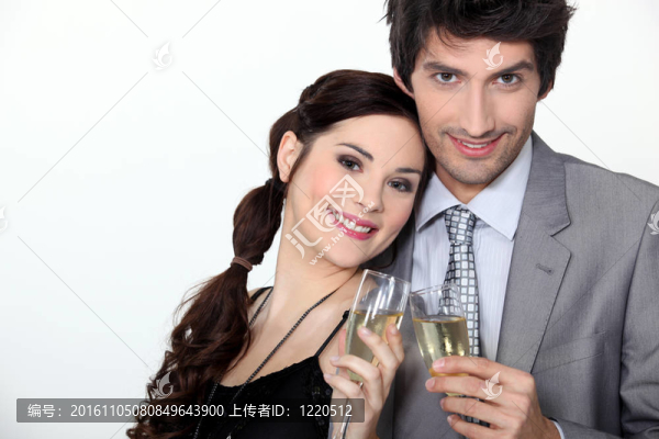 一對夫婦祝酒香檳酒眼鏡