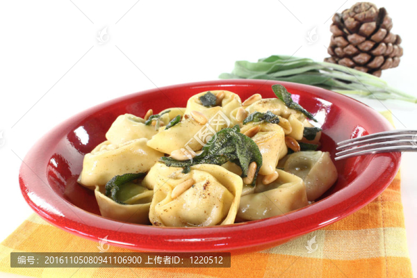 把火箭干酪餃子鼠尾草黃油