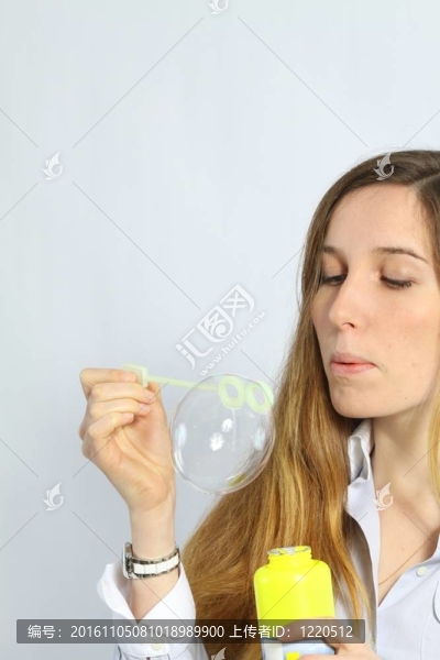 漂亮的黑發(fā)吹泡泡
