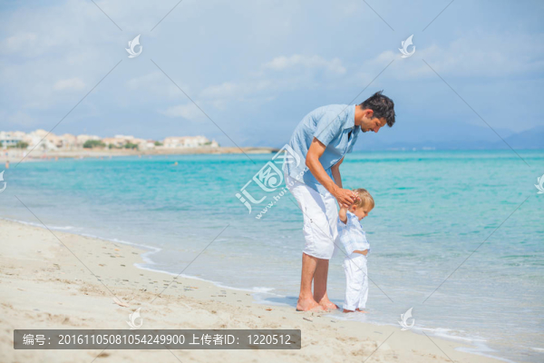 快樂的父親和他的兒子在海灘玩